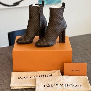 Louis Vuitton Monogram SILHOUETTE ANKLE BOOT 1A5NXQ